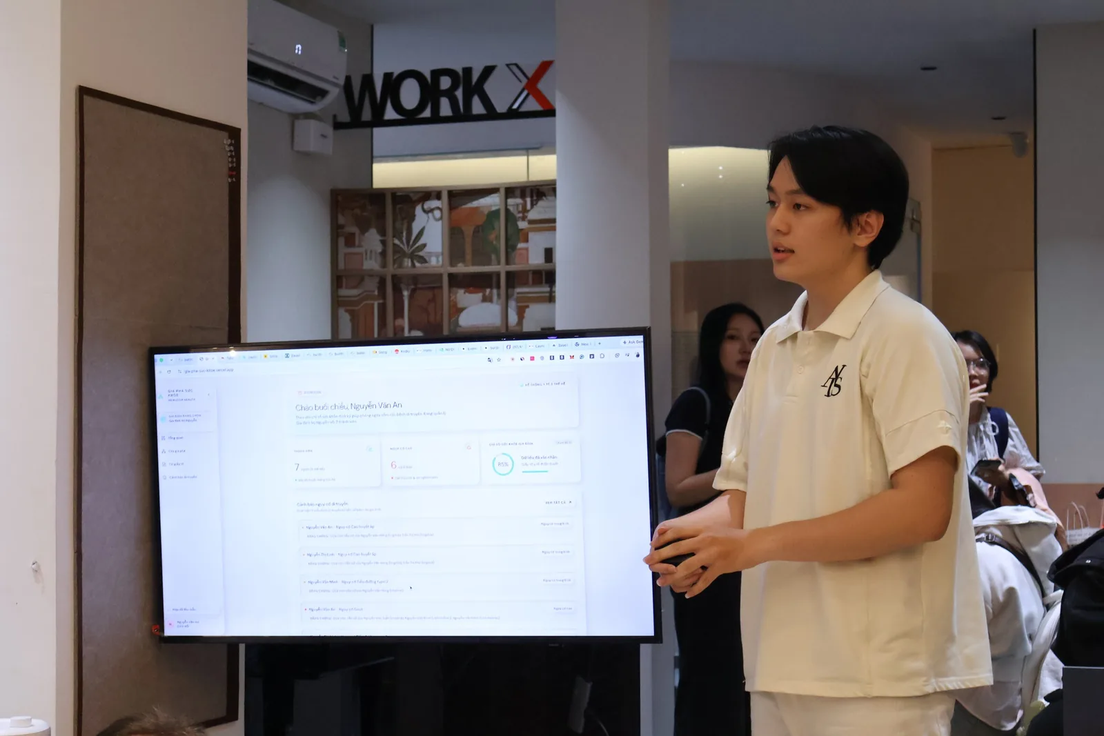 Phong presenting Gia Phả Sức Khỏe