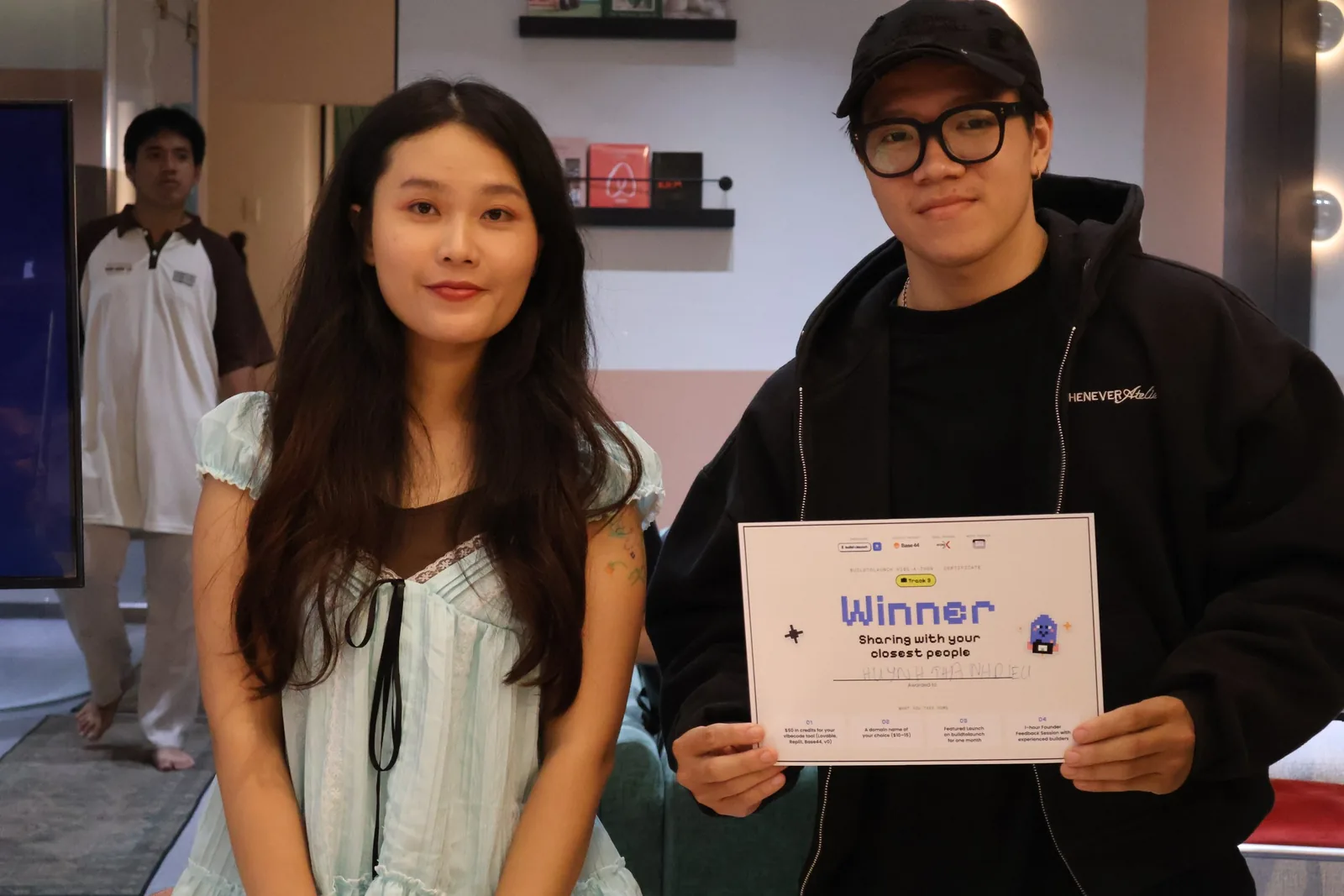 Thanh Huynh Dieu with the Sharing with your closest people winner certificate